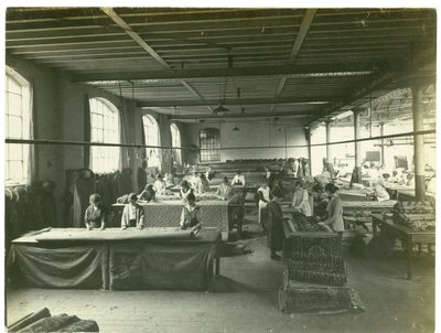 Fertigungsraum, Chenille-Abteilung, Teppichfabrik, 1923 von English Photographer